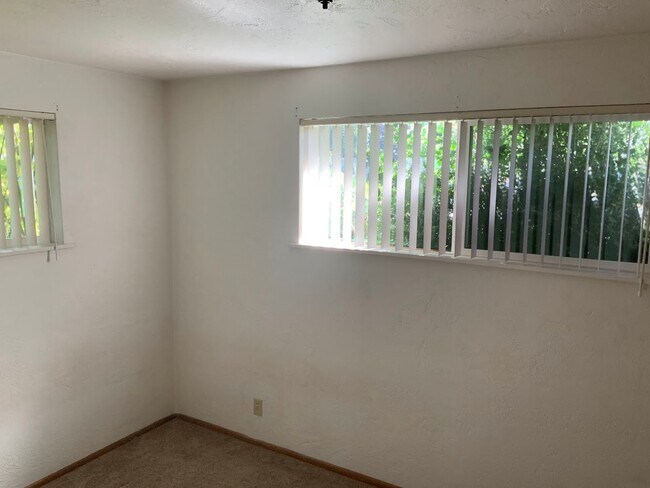 Building Photo - 2 Bedroom Duplex in Cal Young Neighborhood