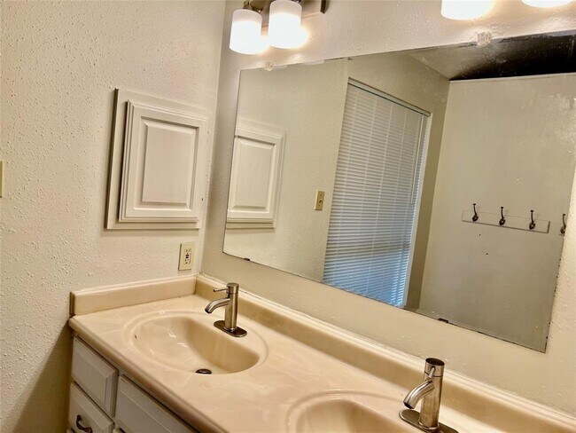 Building Photo - 17310 Pastoria Dr