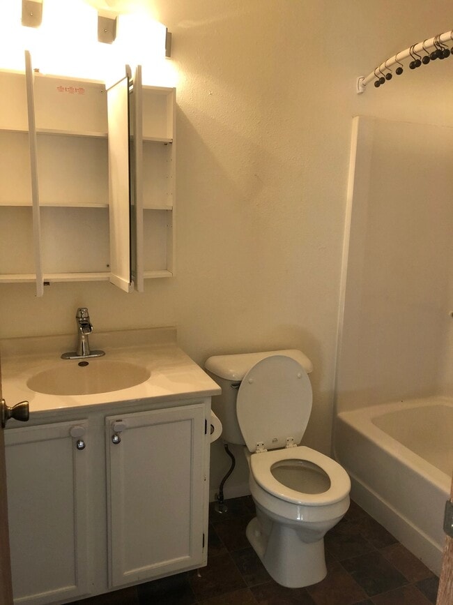 Building Photo - 3 bedroom 1.5 bath Twin Home