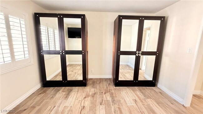 Building Photo - 1819 S Beverly Way