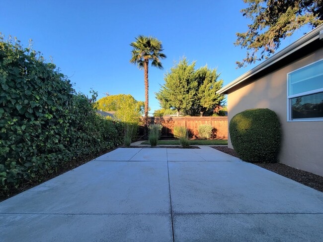 Building Photo - Updated Home in Palo Alto Available with Air Conditioning