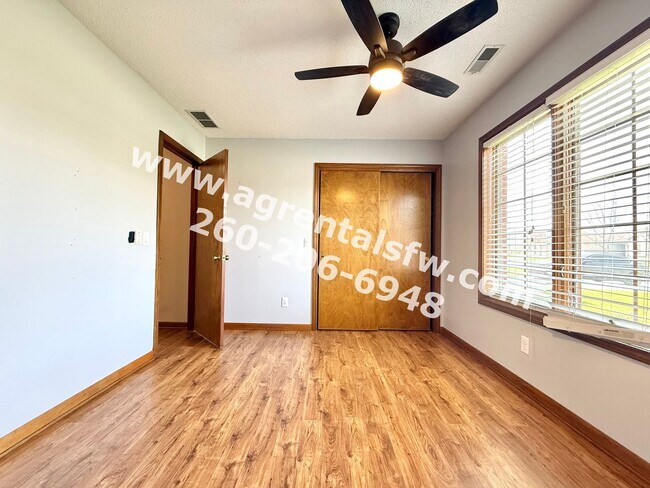 Building Photo - 3 Bedroom House