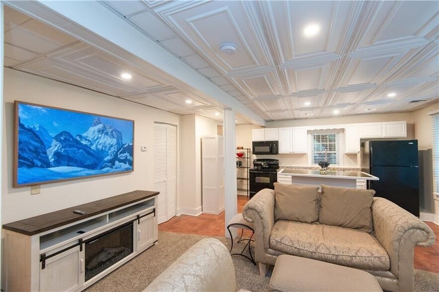 Building Photo - 554 E Main Rd