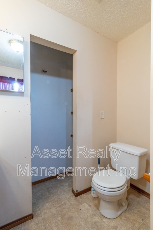 Building Photo - 817 Ridgeview Dr