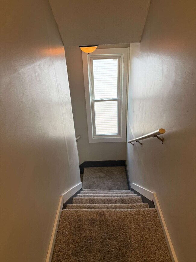 Building Photo - Charming 4 Bedroom Home with 2 Full Baths in Grand Rapids