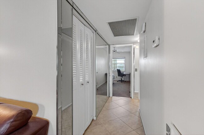 Building Photo - 3038 Hythe A