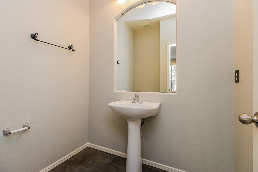 Building Photo - 3070 S Southwind Dr