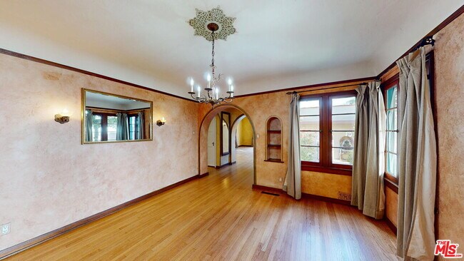 Building Photo - 842 E Walnut Ave
