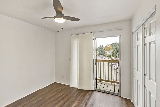 Building Photo - 2 bedroom/ 2 bathroom beautifully updated condo in Twelve Oak Condos!