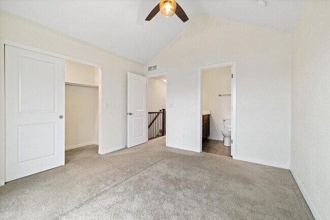 Building Photo - Beautiful, updated 3 bedroom townhome!