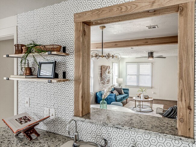 Building Photo - Adorable Updated Midwest City Boho Home
