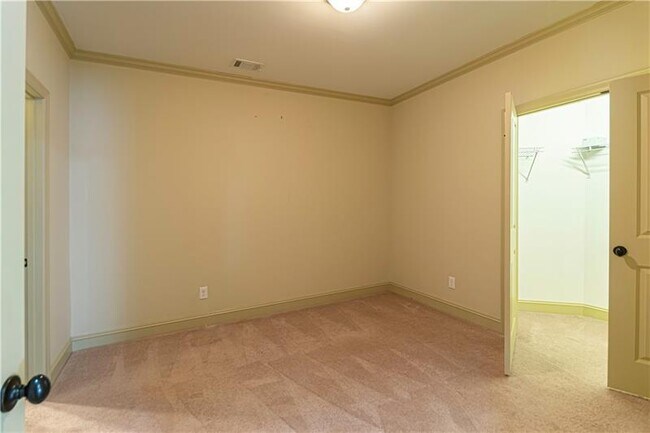 Building Photo - 2050 Oak Grove Rd NE