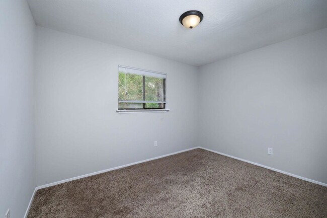 Building Photo - 1 Ground Brier Ct