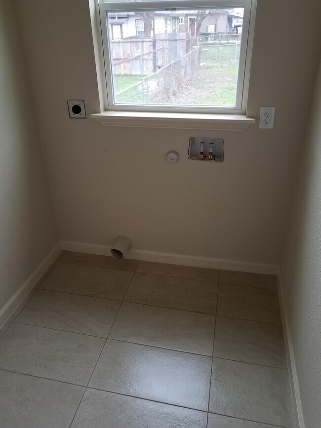 Building Photo - 1016 Center St