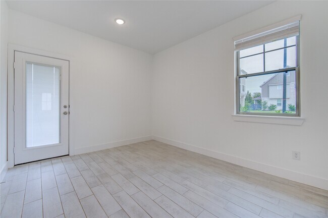 Building Photo - 18815 River Overlook Ct