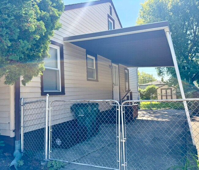 Building Photo - 2190 Sonoma Ave