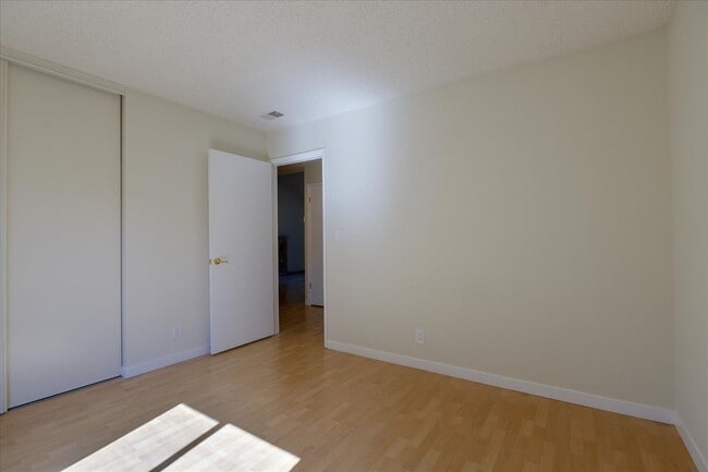 Building Photo - Great Home in Secure Complex