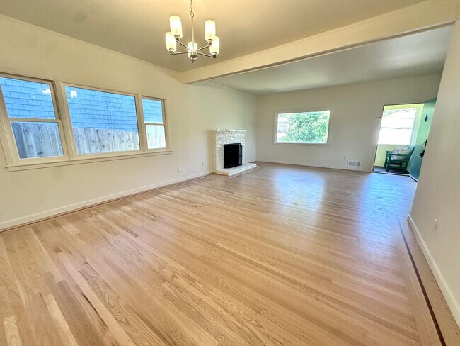 Building Photo - Charming 2-3bd Bungalow w/Pool in San Rafael