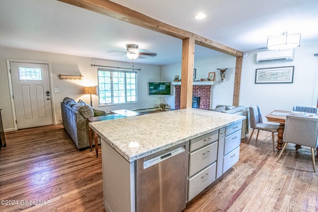 Building Photo - 297 W Circular St