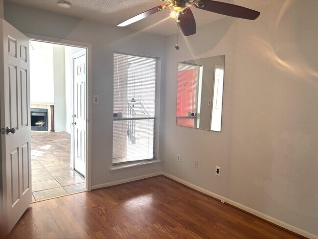 Building Photo - 10855 Meadowglen Ln