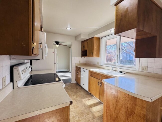 Building Photo - 1819 5th Ave