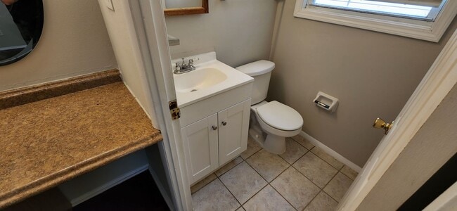 Building Photo - Lovely 3 Bedroom 1.5 Bathroom Home