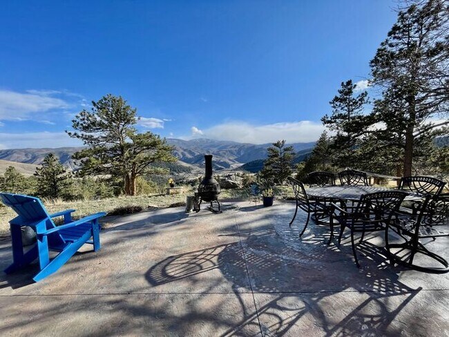 Building Photo - Large 3 bedroom home with gorgeous views i...