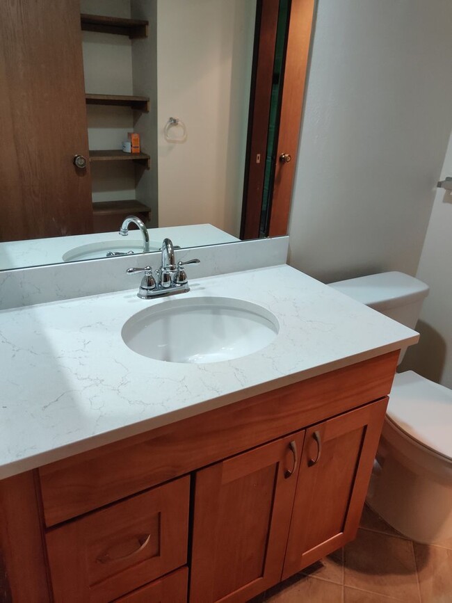 Building Photo - Beautiful 2 bedrooms 1.5 Bath