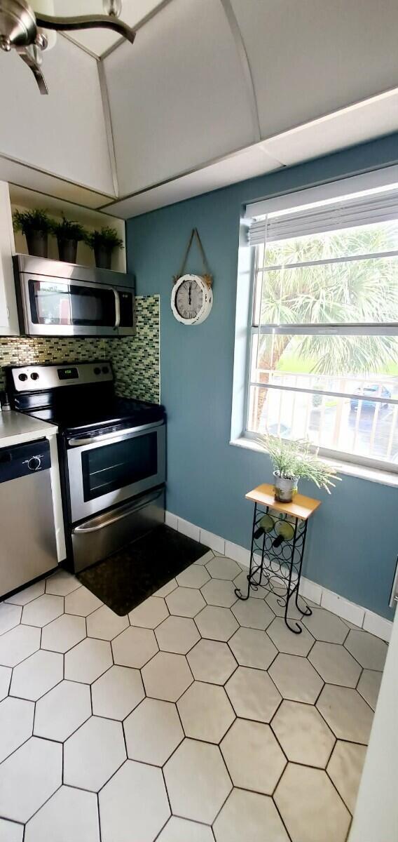 Building Photo - 1010 Country Club Dr