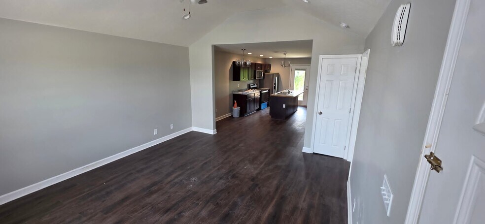 Building Photo - 285 Creekwood Ave
