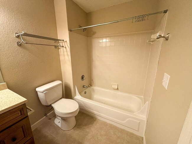 Building Photo - Windsor Park #523 - Pet Friendly!