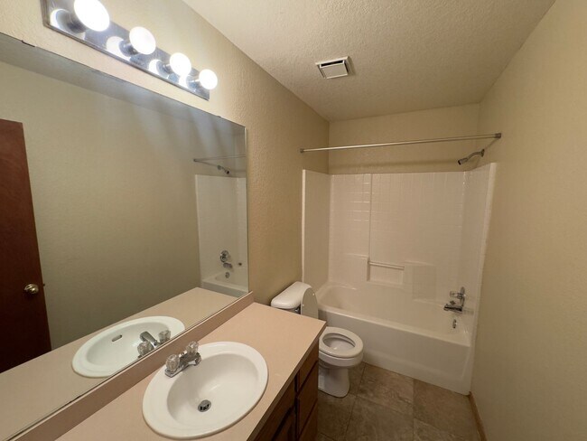 Building Photo - Charming Home in Stonepoint!