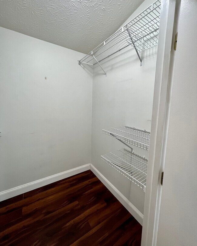 Building Photo - 8859 Eagleview Dr