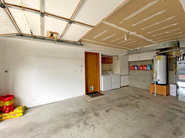 Building Photo - 835 S 76th St