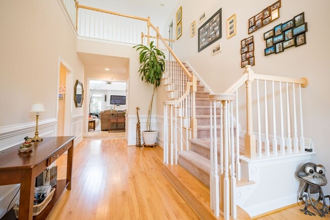 Building Photo - Gorgeous and Spacious 4 Bedroom home, Golf Course Views, Premium Finishes, Pet Friendly!