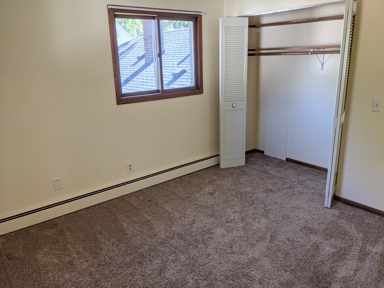 bedroom without furniture - 1916 N 44th Ave