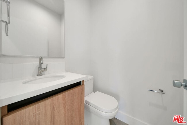 Building Photo - 406 1/2 N Kenmore Ave