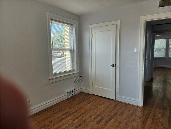 Building Photo - 5856 Hampton Ave