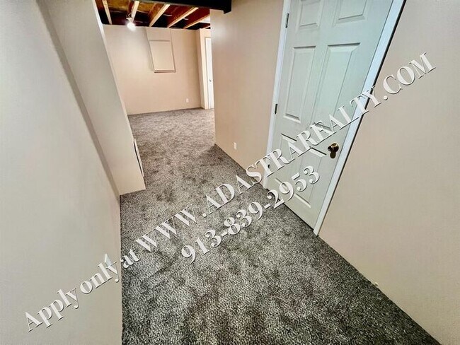 Building Photo - Beautiful Gardner Townhome-Available in MAY!!