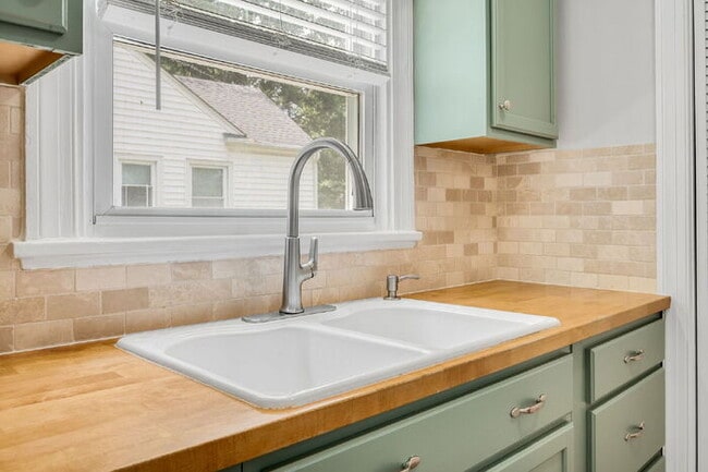 Building Photo - Charming 3-Bedroom, 1 Bath Home located in Sandston-$1750/Mo