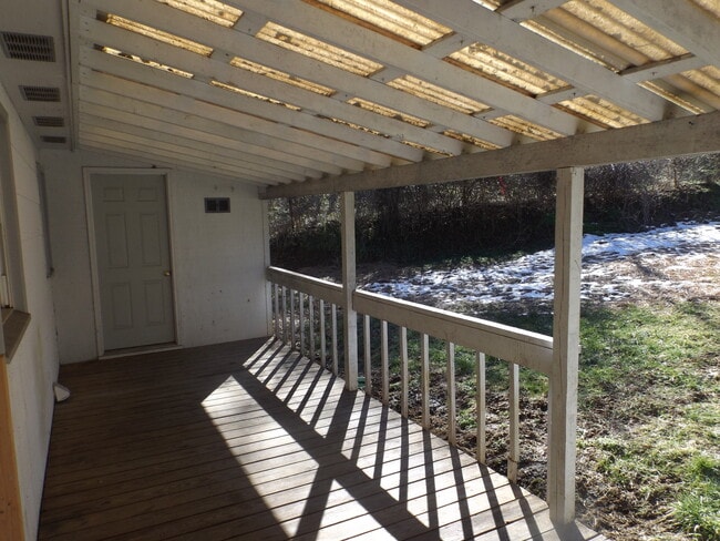 Building Photo - Great 2 Bedroom House in Dillsboro near the River $1400 available June 5th for year-long lease
