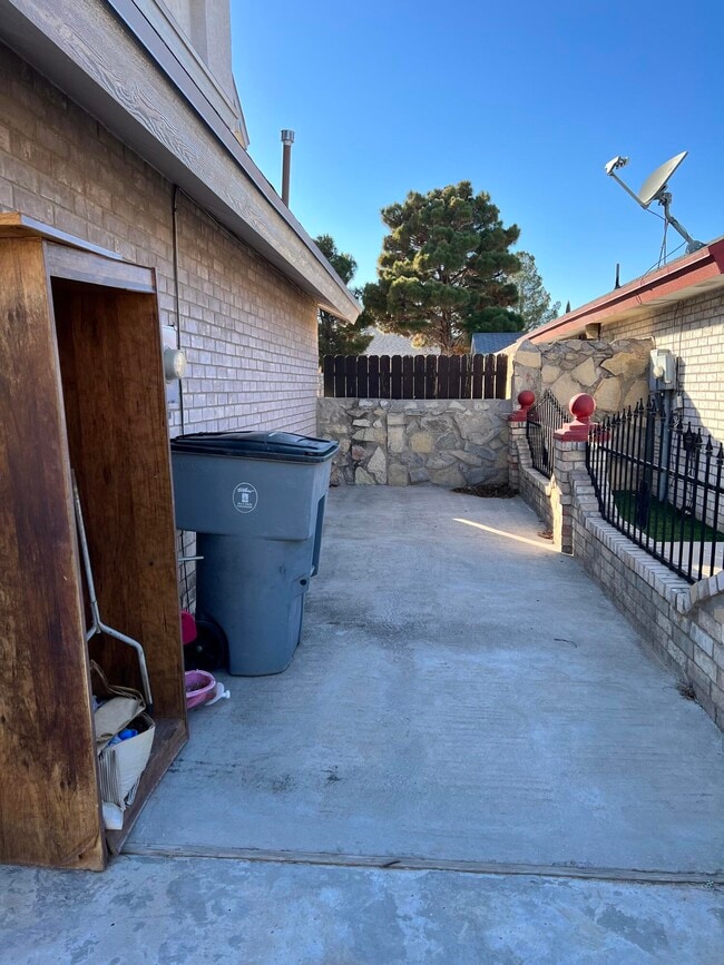 Building Photo - 2905 Gilberto Avila St