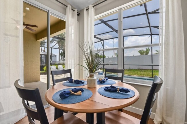 Building Photo - 8022 King Palm Cir