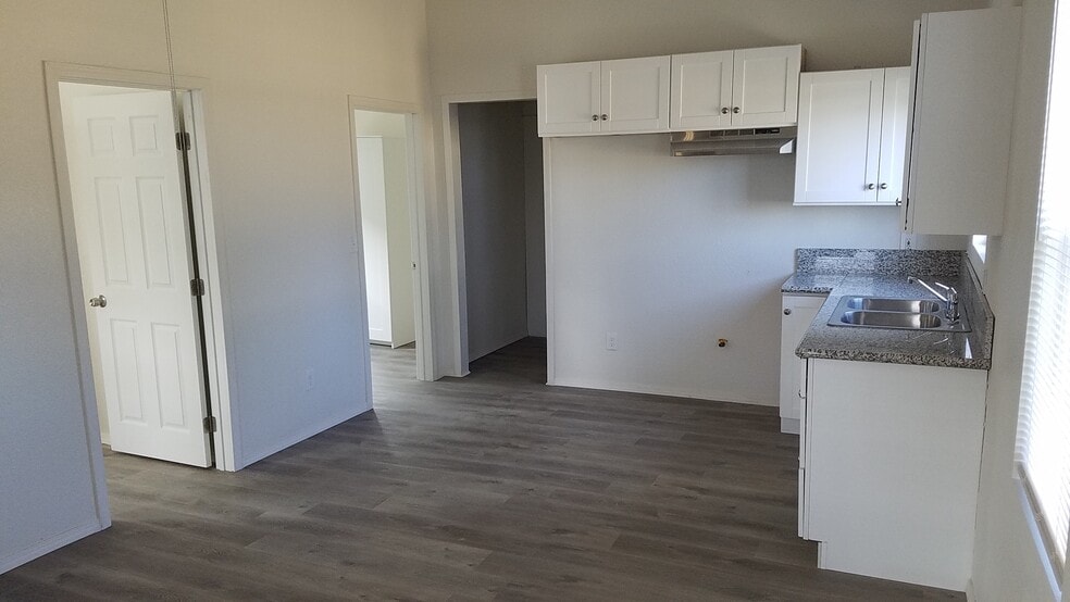 Building Photo - 1120 W 6th St