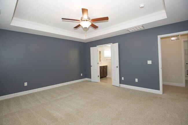 Building Photo - Charming 4 Bedroom Rental Home with Spacio...