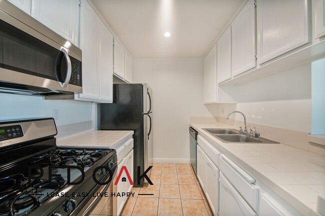 Building Photo - Beautiful One Bedroom Featuring a Lovely F...