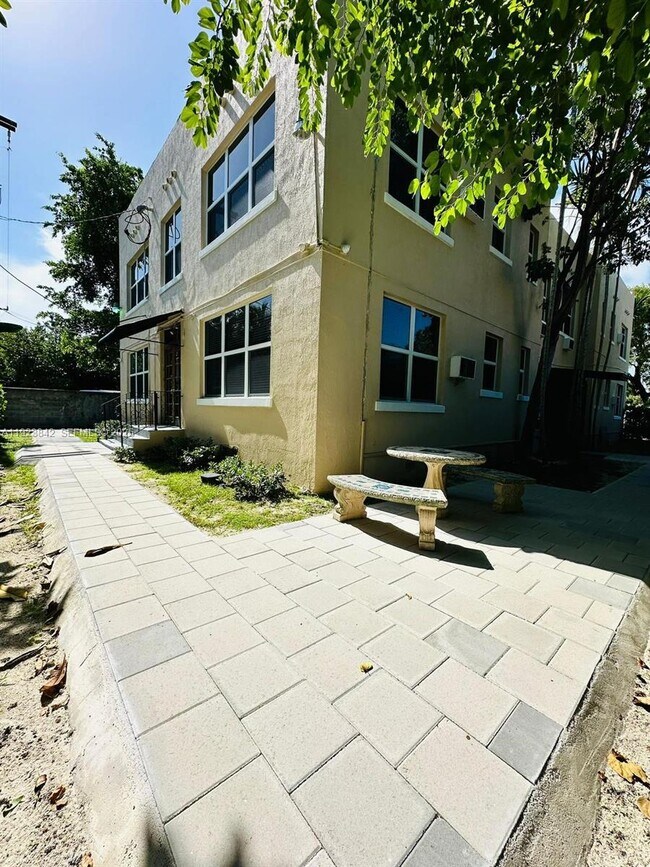 Building Photo - 344 Mendoza Ave