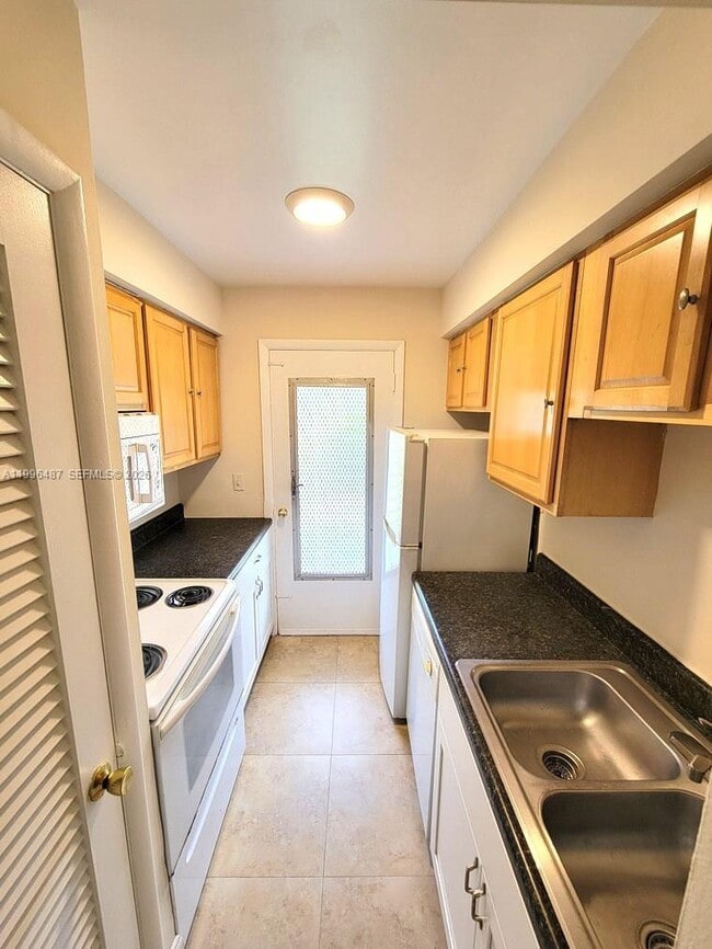 Building Photo - 1431 S 14th Ave