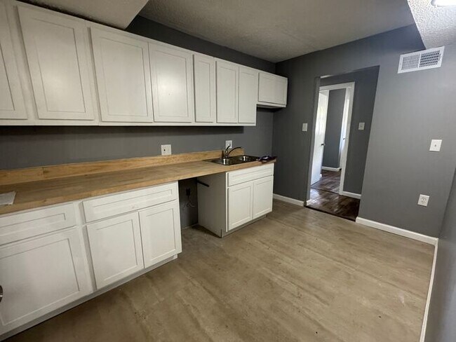 Building Photo - Freshly renovated 4bed/1bath