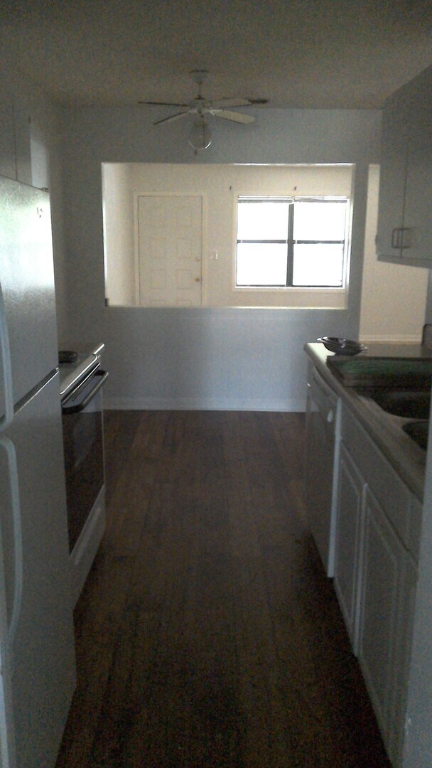 Building Photo - 1 Bedroom 1st Floor Condo